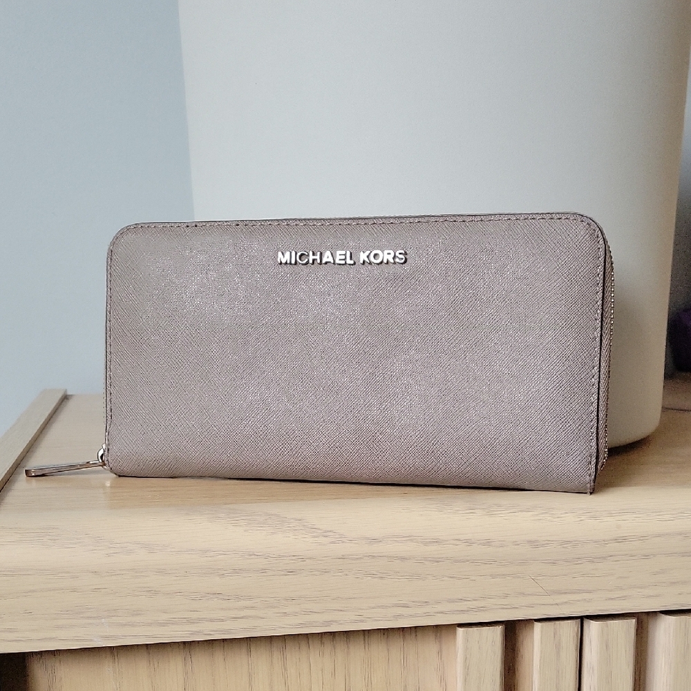 Michael Kors X-Large Full Zip Gray Monochrome Leather Wallet w Signature Lining